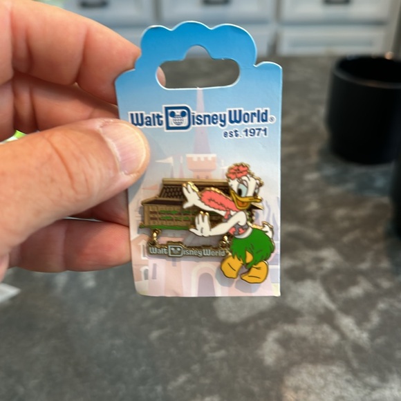 Walt Disney World Resorts Daisy Duck pin. 2006. Original owner. Never used. 3D. - Picture 6 of 6